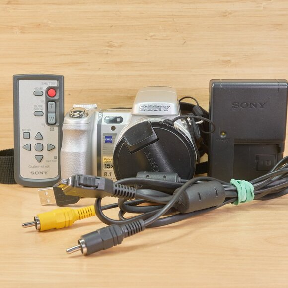 Sony DSC-H9 Digital Camera / 8.1MP / 15x Carl Zeiss Zoom Lens / Japan - Picture 2 of 11